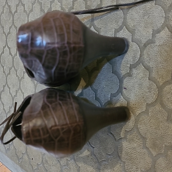 Worthington heels - Picture 2 of 3